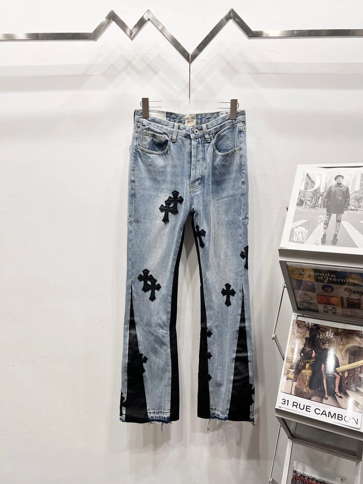 P290 Style No.: (c066) GALLERY DEPT. Vintage multi-leather spliced cross loose washed flared jeans - truly restore the ultimate texture of Vintage - original hardware accessories, washed and other elevators, QR code analysis are all purchased from the original factory, high degree of restoration, welcome to compare with a certain product ~ - three-dimensional version, loose and comfortable, not picky about the figure, tall and slim, factory Seiko, original quality control, same style for men and women, can be matched with couples, versatile recommendation, must-have jeans for all seasons Size: 28-30-32-34-36 Color: blue
